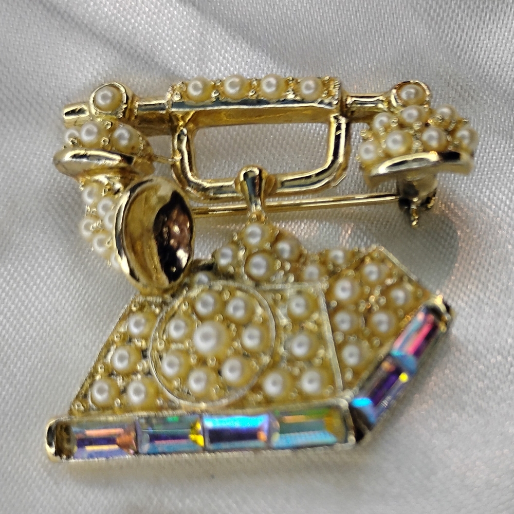 Elegant Gold and Pearl Brooch